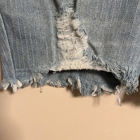 Woman’s Plus Striped Levi’s White Tag Stretchy Distressed Shorts Size 18 - Picture 2 of 12